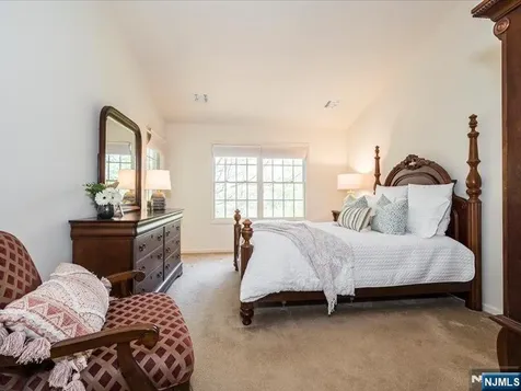 17 Pacio Court Roseland NJ 07068