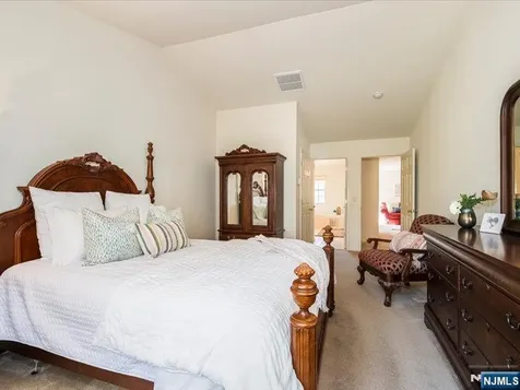 17 Pacio Court Roseland NJ 07068
