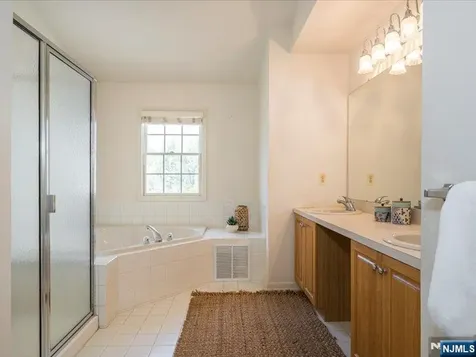 17 Pacio Court Roseland NJ 07068
