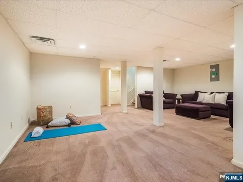 17 Pacio Court Roseland NJ 07068