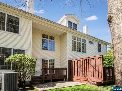 17 Pacio Court Roseland NJ 07068