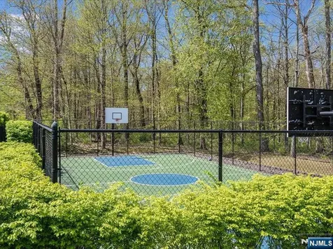17 Pacio Court Roseland NJ 07068