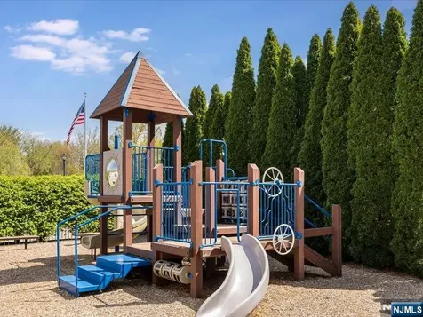 17 Pacio Court Roseland NJ 07068
