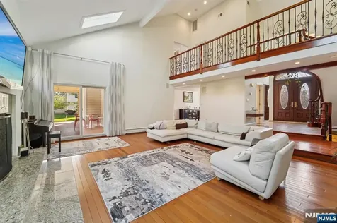 17 Riverside Lane Holmdel NJ 07733