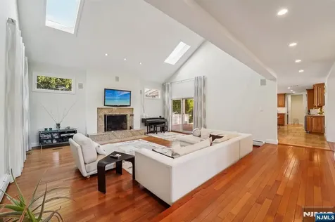 17 Riverside Lane Holmdel NJ 07733
