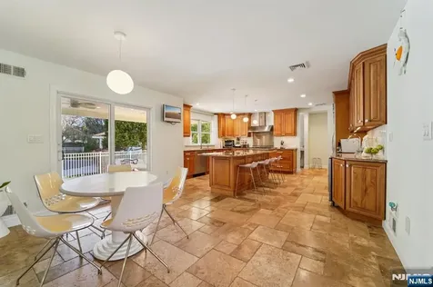 17 Riverside Lane Holmdel NJ 07733