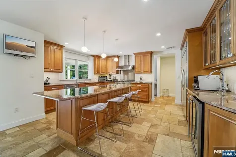 17 Riverside Lane Holmdel NJ 07733