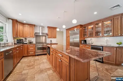 17 Riverside Lane Holmdel NJ 07733