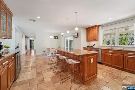 17 Riverside Lane Holmdel NJ 07733