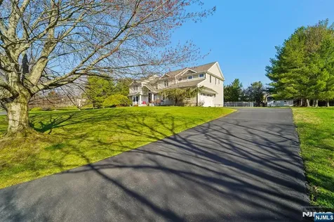 17 Riverside Lane Holmdel NJ 07733