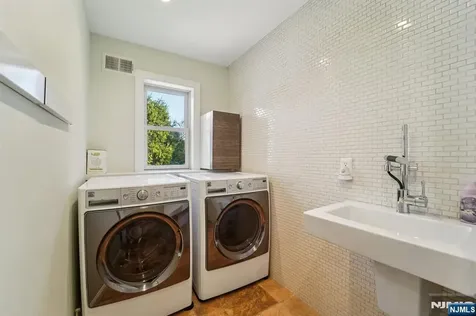 17 Riverside Lane Holmdel NJ 07733