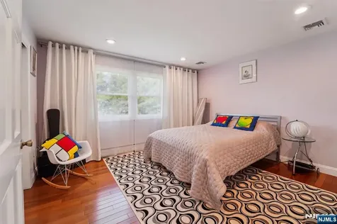 17 Riverside Lane Holmdel NJ 07733
