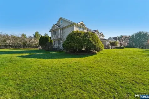 17 Riverside Lane Holmdel NJ 07733
