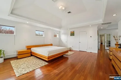 17 Riverside Lane Holmdel NJ 07733