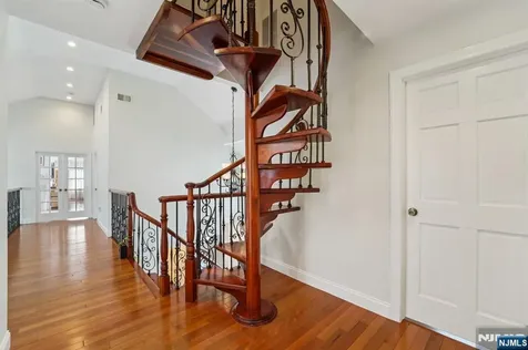 17 Riverside Lane Holmdel NJ 07733