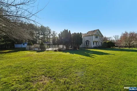 17 Riverside Lane Holmdel NJ 07733
