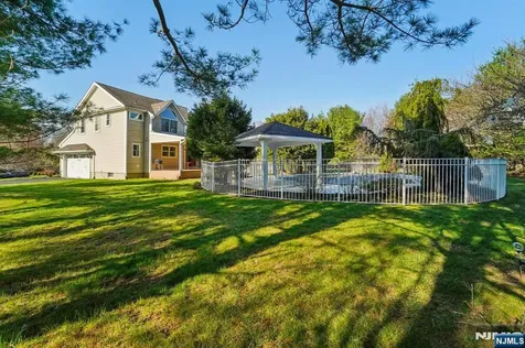 17 Riverside Lane Holmdel NJ 07733