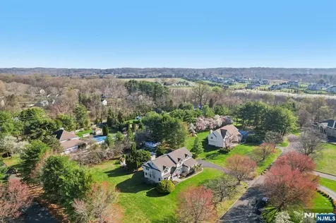 17 Riverside Lane Holmdel NJ 07733
