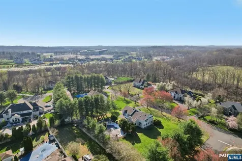 17 Riverside Lane Holmdel NJ 07733