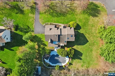 17 Riverside Lane Holmdel NJ 07733