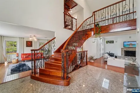 17 Riverside Lane Holmdel NJ 07733