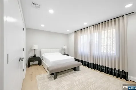 22 Berkshire Place Englewood Cliffs NJ 07632
