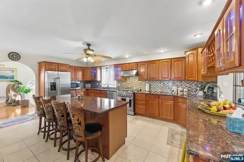 536 2nd Avenue Lyndhurst NJ 07071