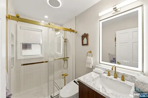 536 2nd Avenue Lyndhurst NJ 07071