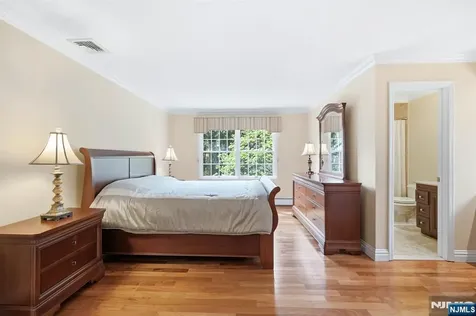 137 S Maple Avenue Park Ridge NJ 07656