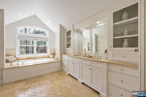 8 Mill Glen Court Upper Saddle River NJ 07458