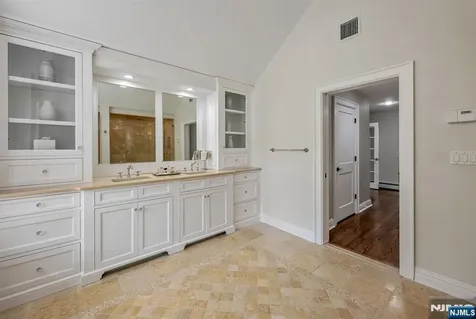 8 Mill Glen Court Upper Saddle River NJ 07458
