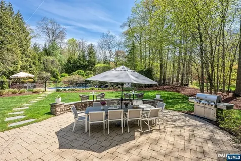 8 Mill Glen Court Upper Saddle River NJ 07458