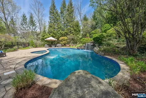 8 Mill Glen Court Upper Saddle River NJ 07458