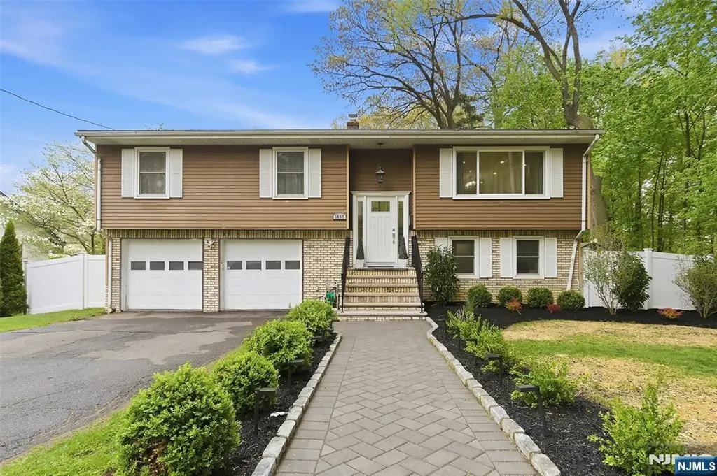 1067 Stasia Street Teaneck NJ 07666