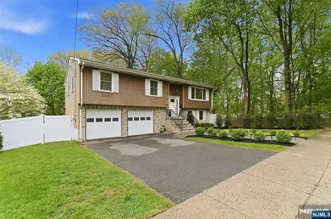 1067 Stasia Street Teaneck NJ 07666