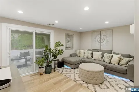 1067 Stasia Street Teaneck NJ 07666