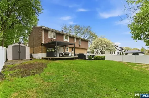 1067 Stasia Street Teaneck NJ 07666