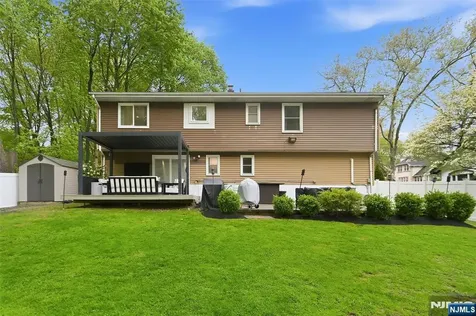 1067 Stasia Street Teaneck NJ 07666