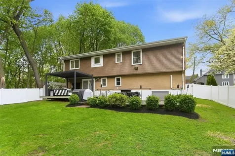 1067 Stasia Street Teaneck NJ 07666