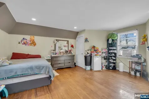 297 Hamilton Place Hackensack NJ 07601