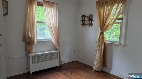 1067 Julia Street Teaneck NJ 07666