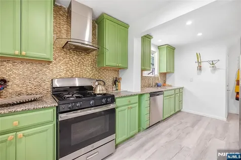 384 Woods Road Teaneck NJ 07666