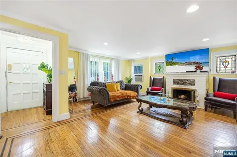 384 Woods Road Teaneck NJ 07666