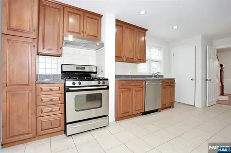 131 Highwood Avenue Leonia NJ 07605