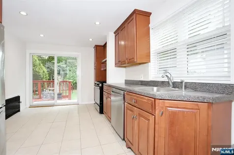 131 Highwood Avenue Leonia NJ 07605