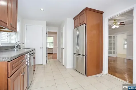 131 Highwood Avenue Leonia NJ 07605