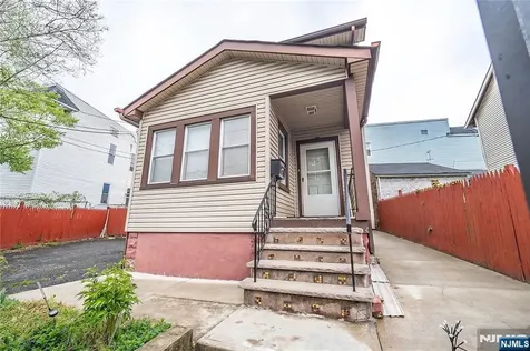 25-27 Goodwin Avenue Newark NJ 07112