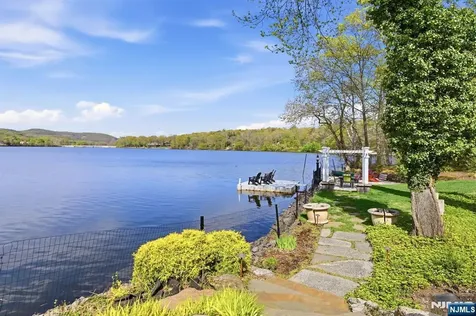 28 Glen Court Pompton Lakes NJ 07442