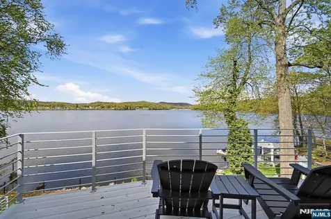 28 Glen Court Pompton Lakes NJ 07442