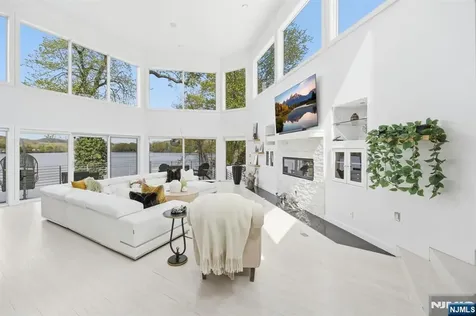 28 Glen Court Pompton Lakes NJ 07442
